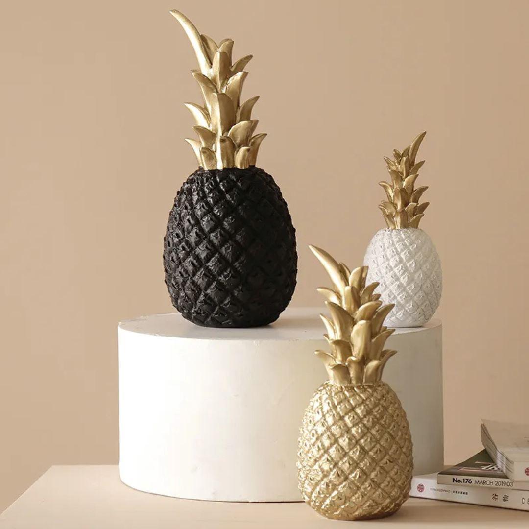 Figura Decorativa de Mesa Piña Dorada en Resina – 25cm