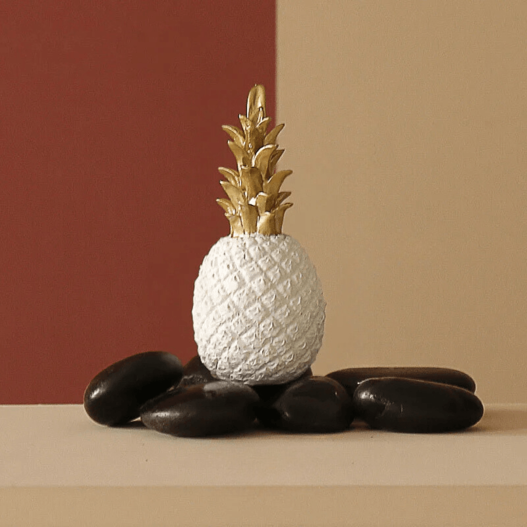 Figura Decorativa de Mesa Piña Dorada en Resina – 25cm
