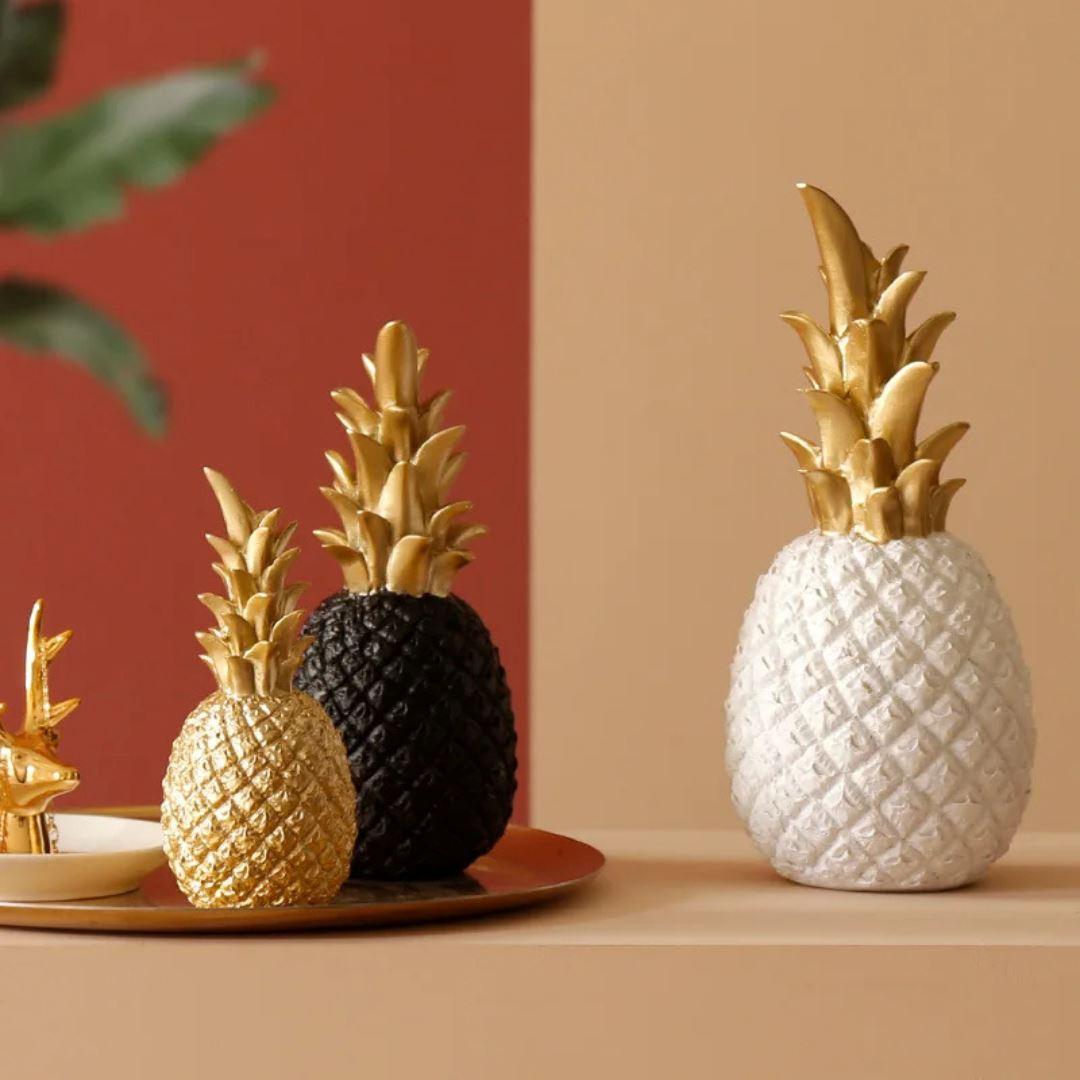 Figura Decorativa de Mesa Piña Dorada en Resina – 25cm